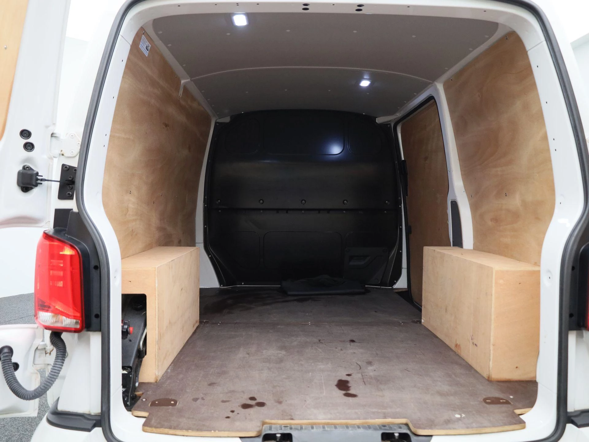 Volkswagen-Transporter-image-14