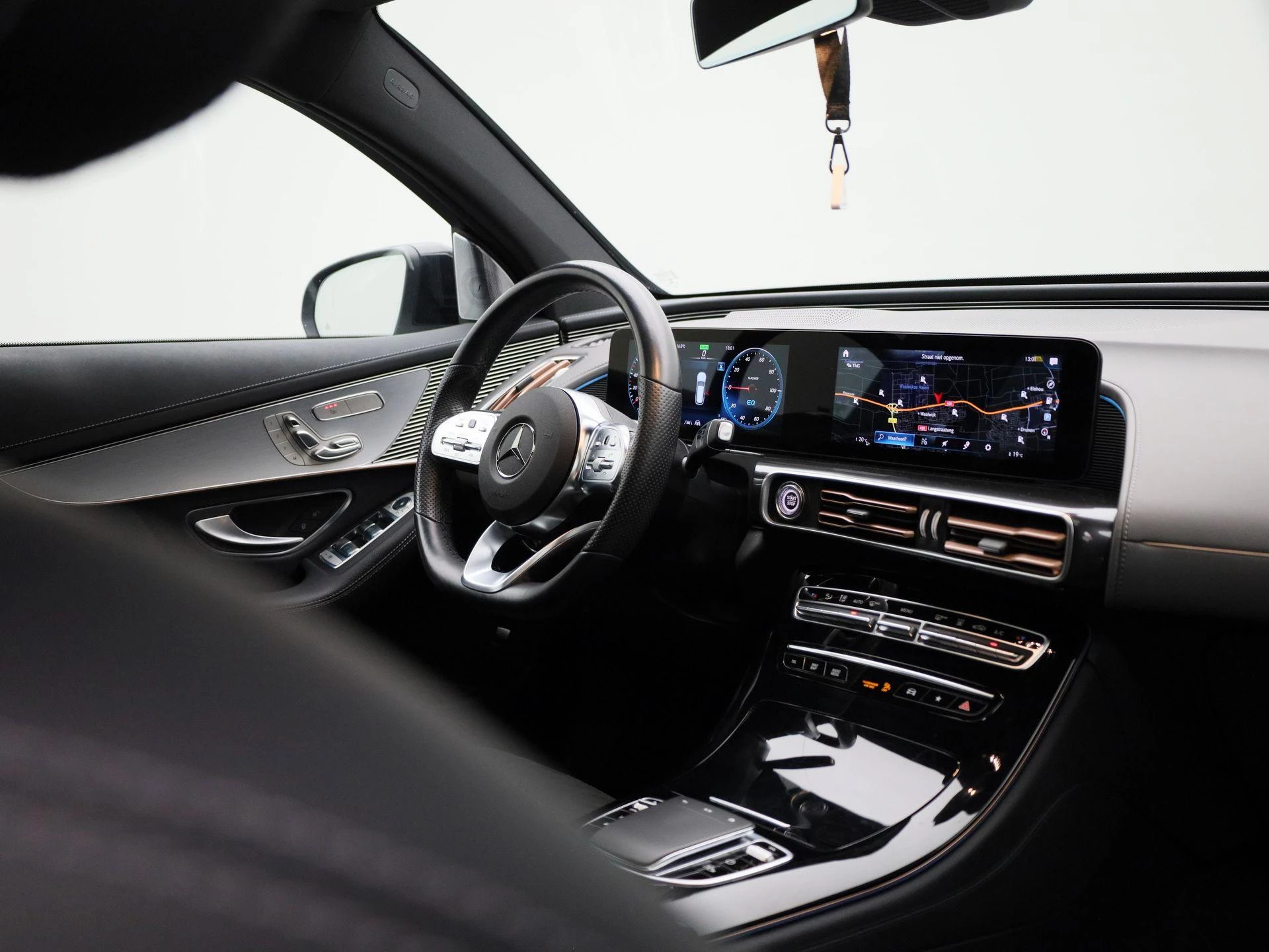 Mercedes-Benz-EQC-image-39