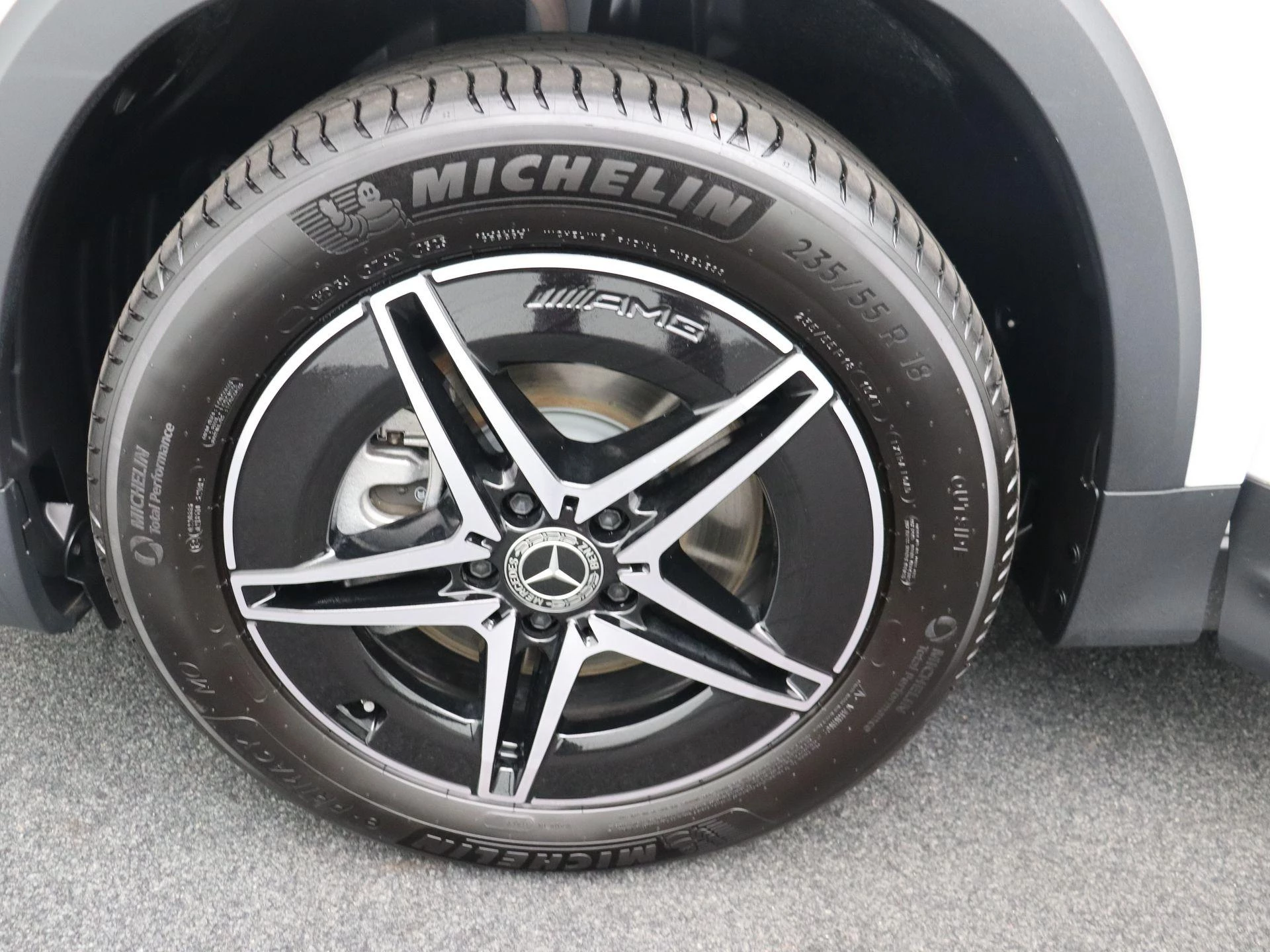 Mercedes-Benz EQB 250+ AMG Line + 7 ZITPLAATSEN + CARPLAY + NIGHTPAKKET +