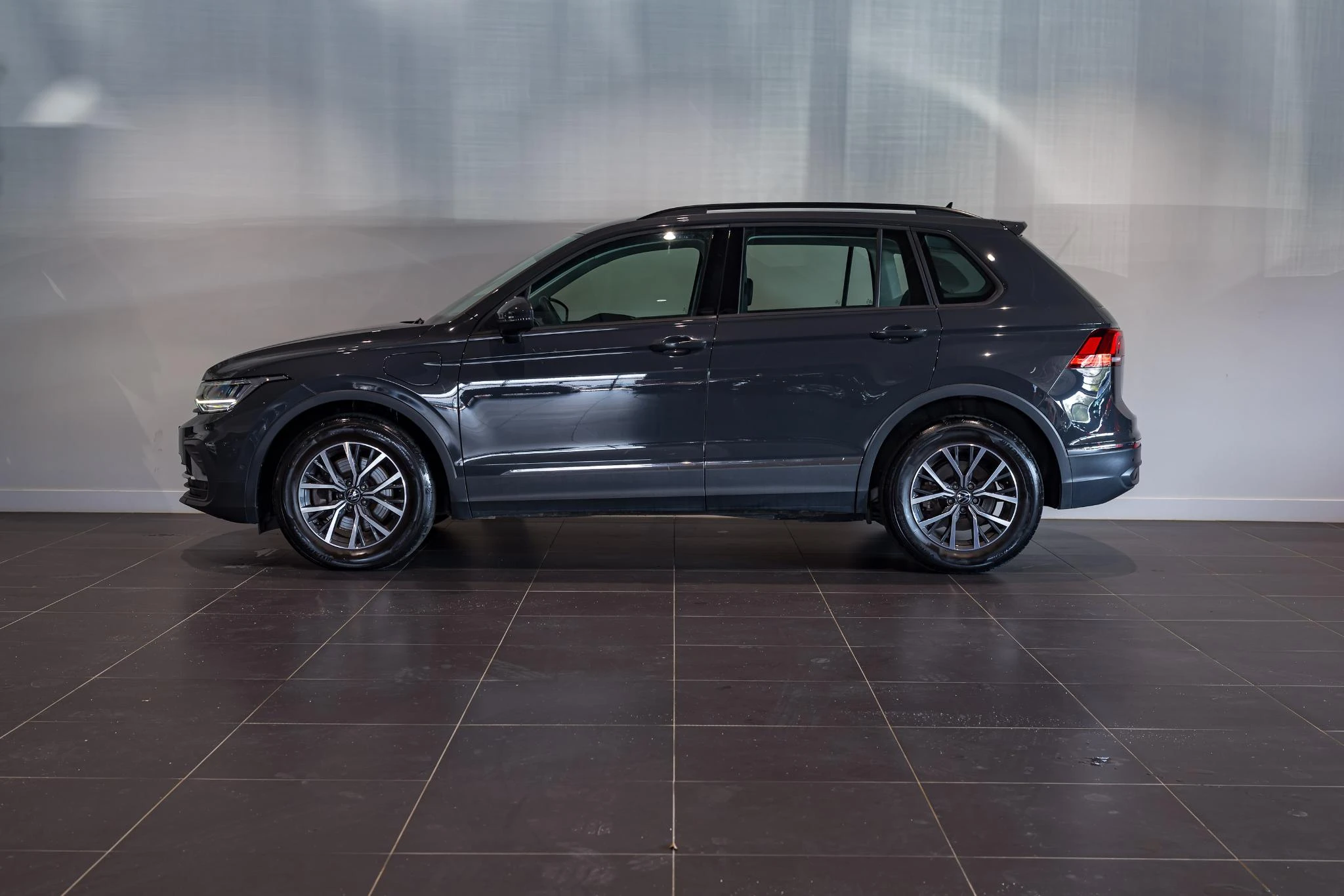 Volkswagen-Tiguan-image-4