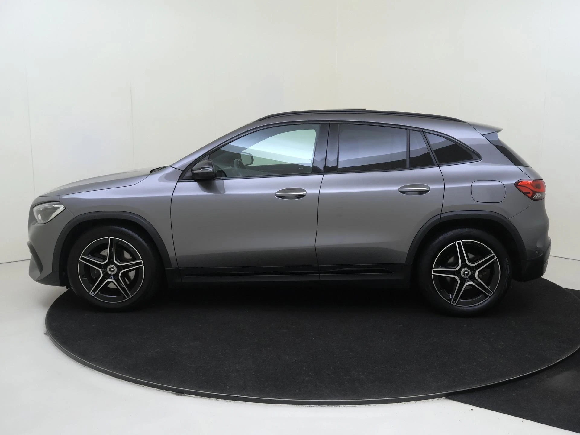 Mercedes-Benz-GLA-image-7
