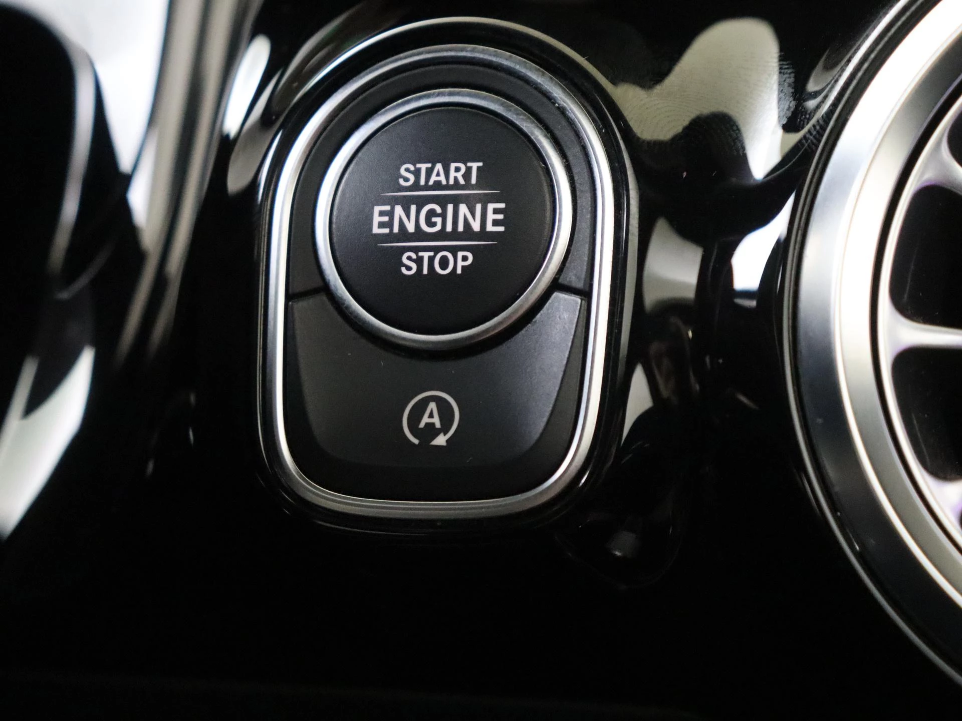 Mercedes-Benz-GLA-image-21