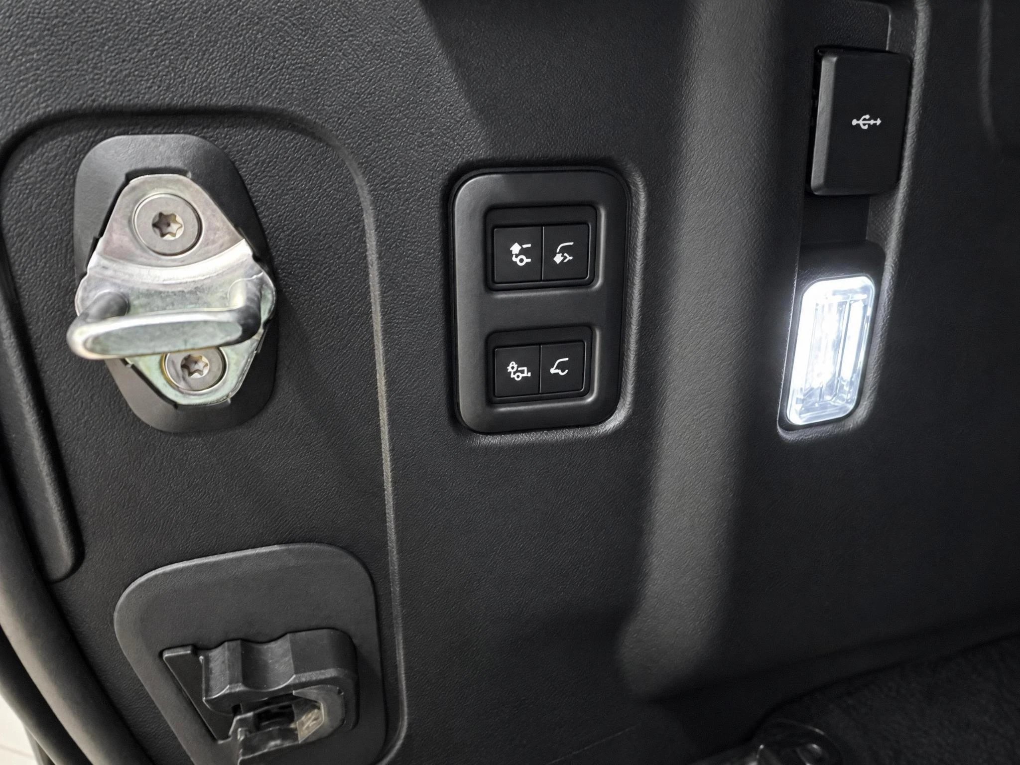 Land Rover-Defender-image-13