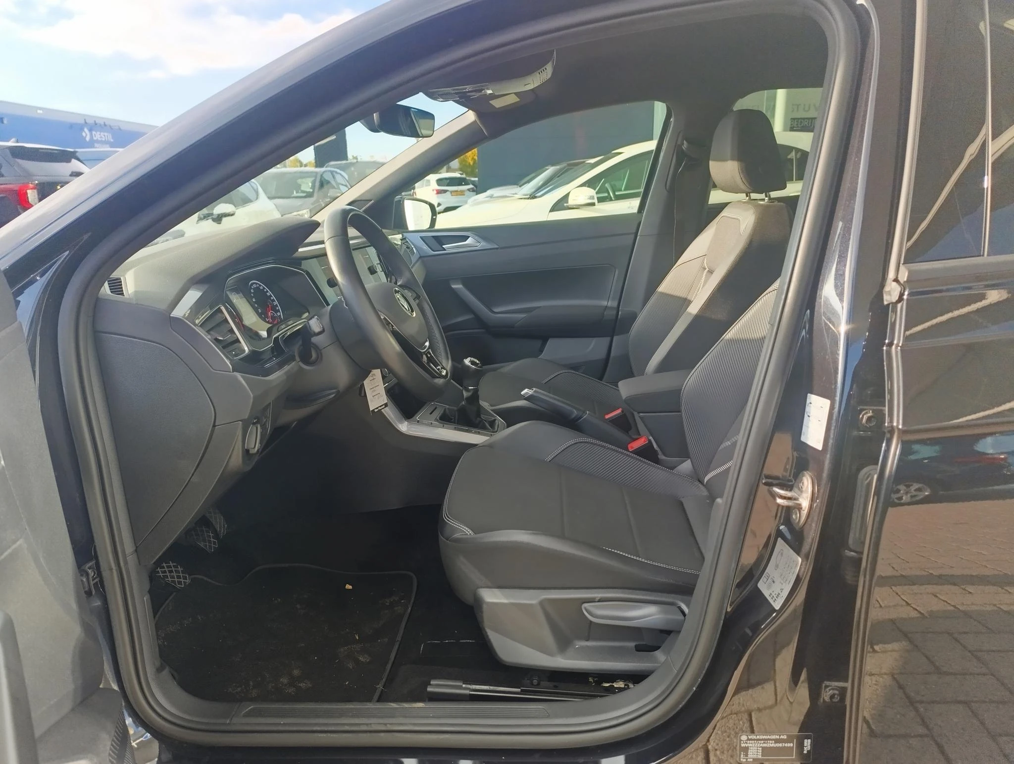 Volkswagen-Polo-image-12