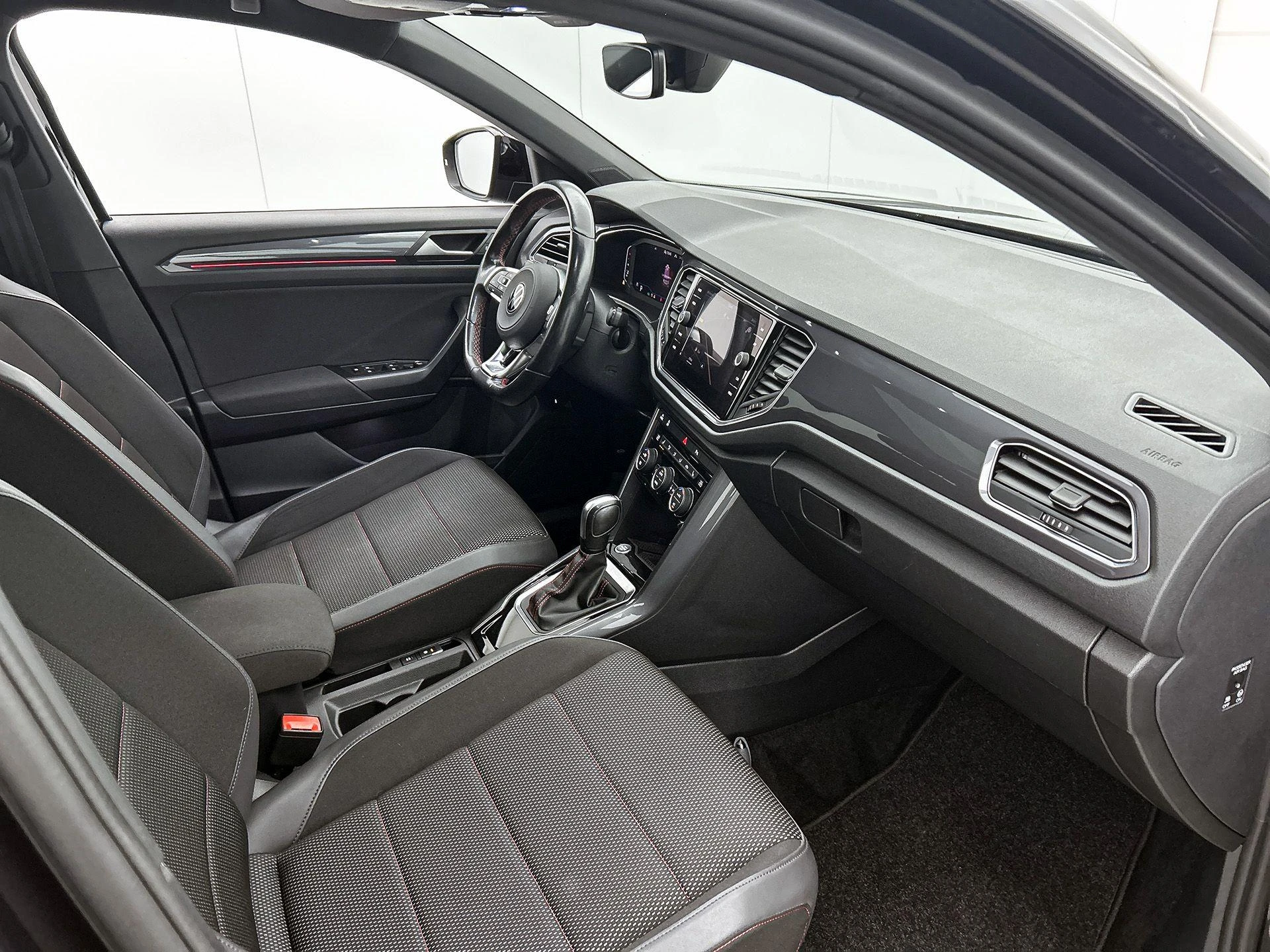 Volkswagen-T-Roc-image-22