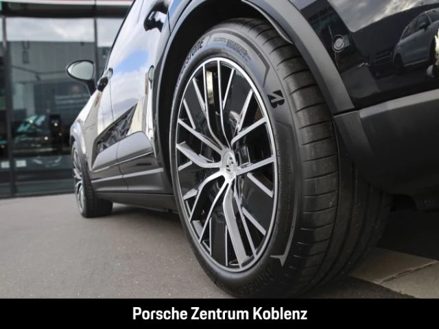 Porsche Macan 4 -