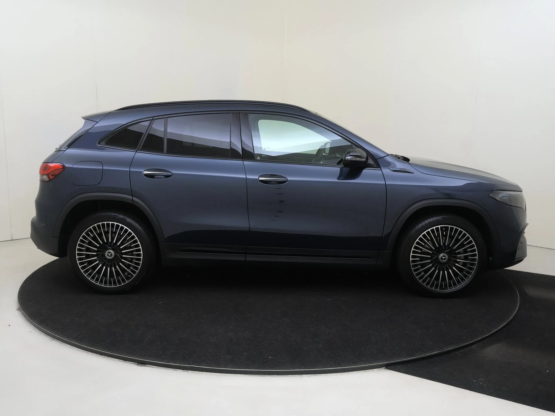 Mercedes-Benz-EQA-image-7
