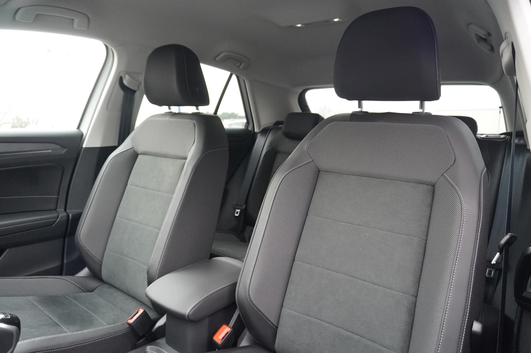 Volkswagen-T-Roc-image-39