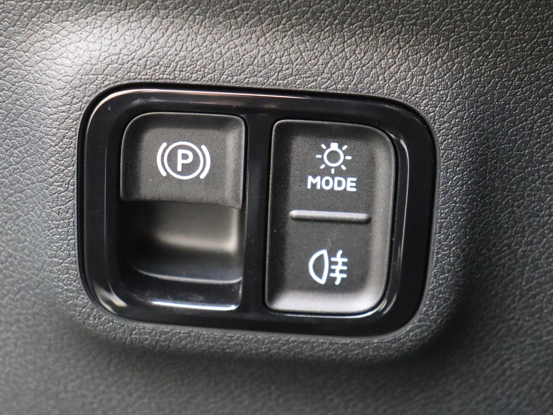 Mercedes-Benz-CLA-image-22