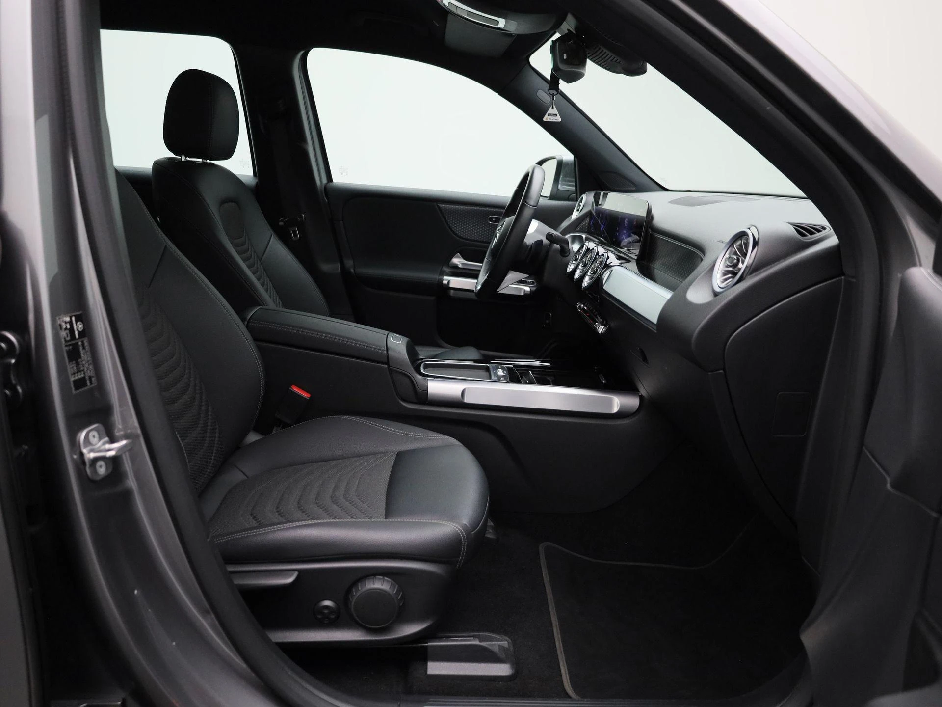 Mercedes-Benz-EQB-image-37