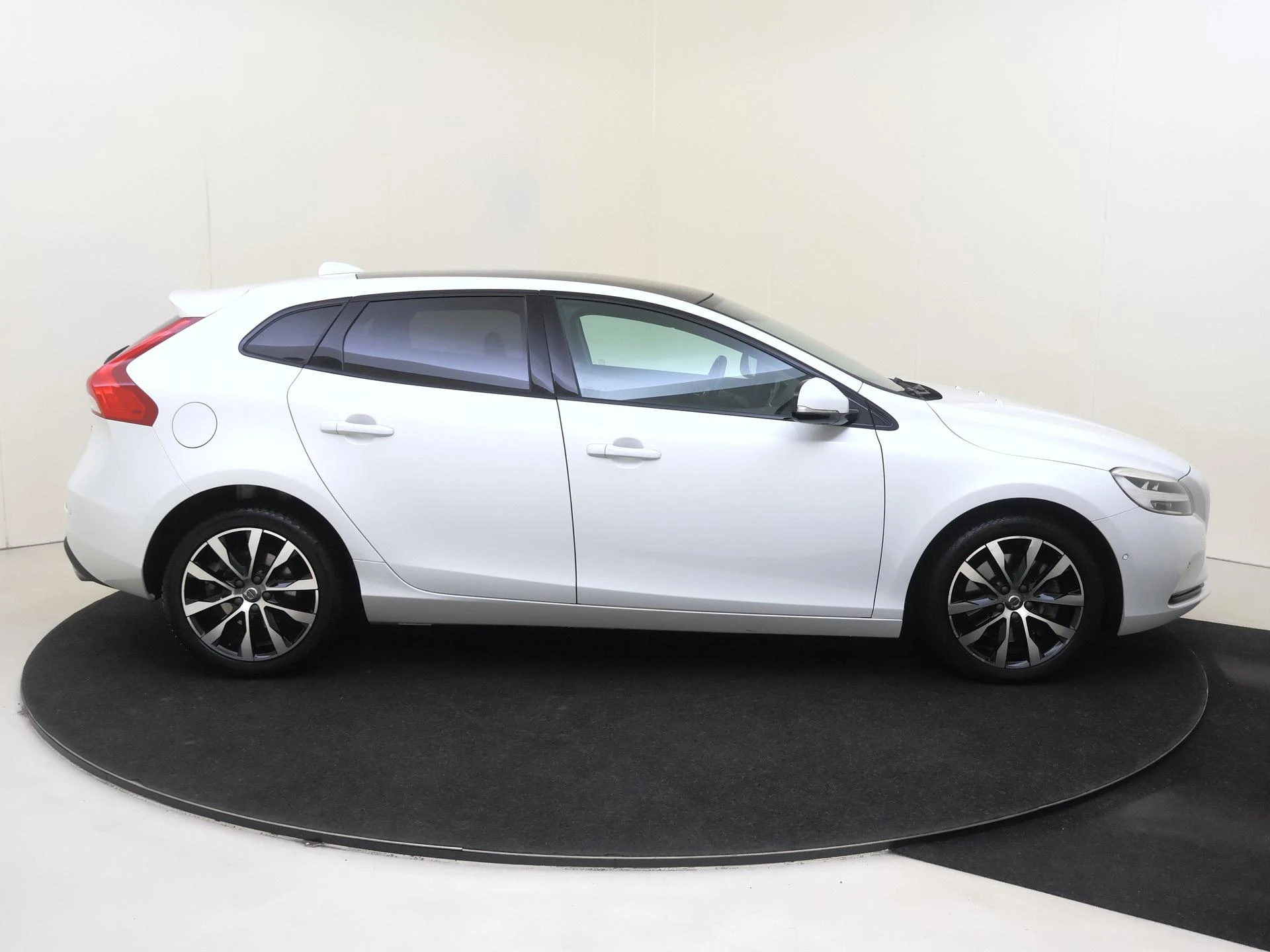 Volvo-V40-image-8