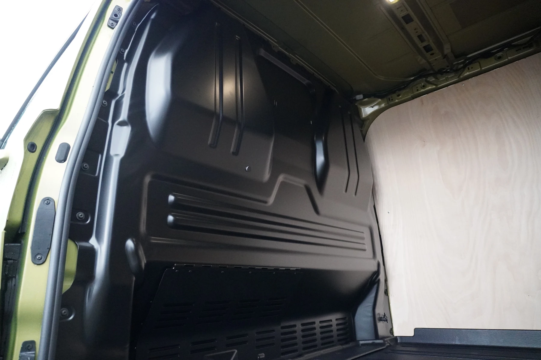 Volkswagen-Transporter-image-8