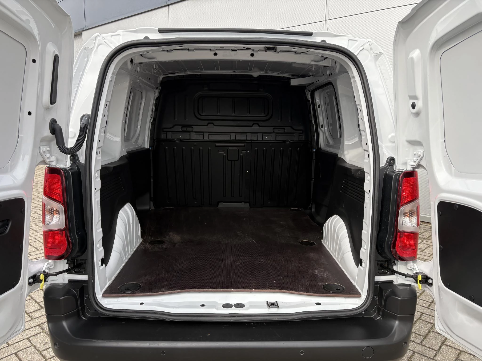 Peugeot-e-Partner-image-10