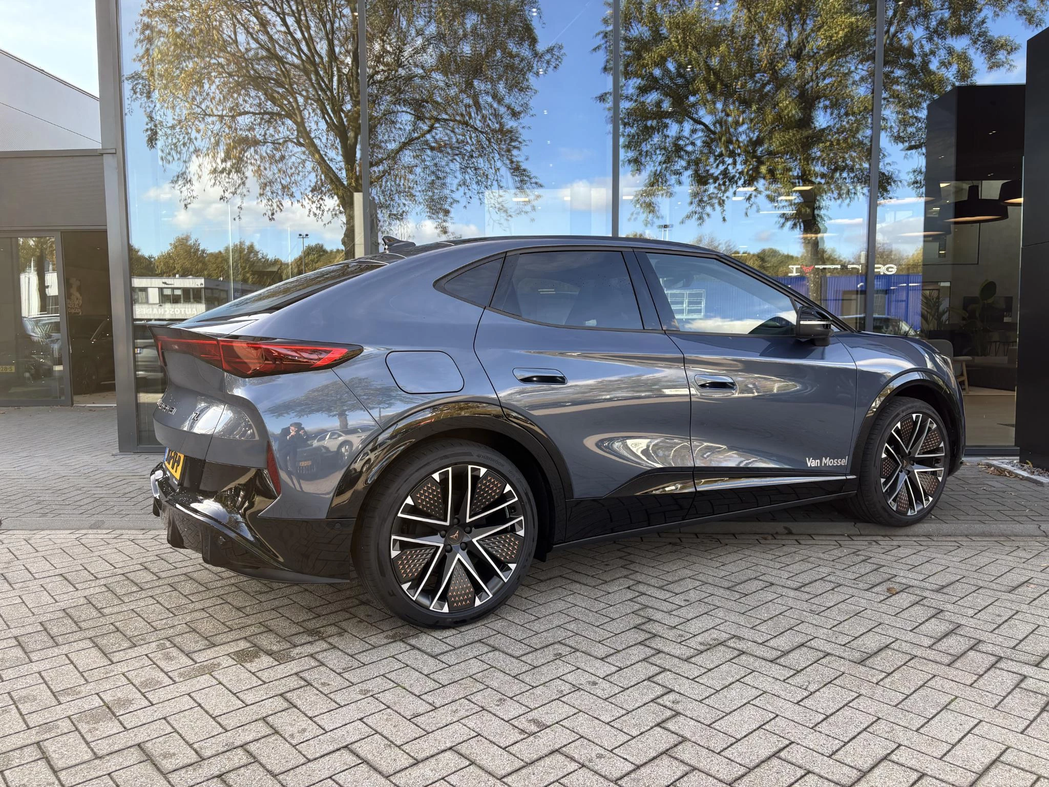 CUPRA-Tavascan-image-1