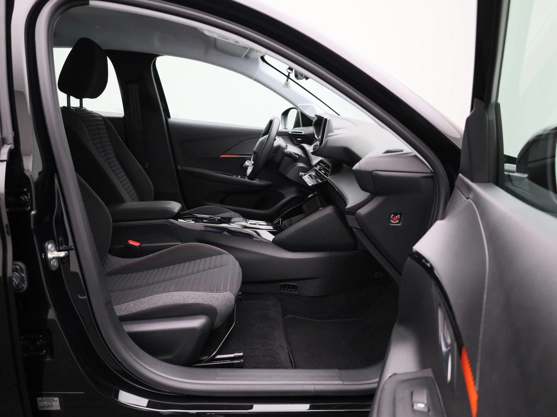 Peugeot-e-208-image-35