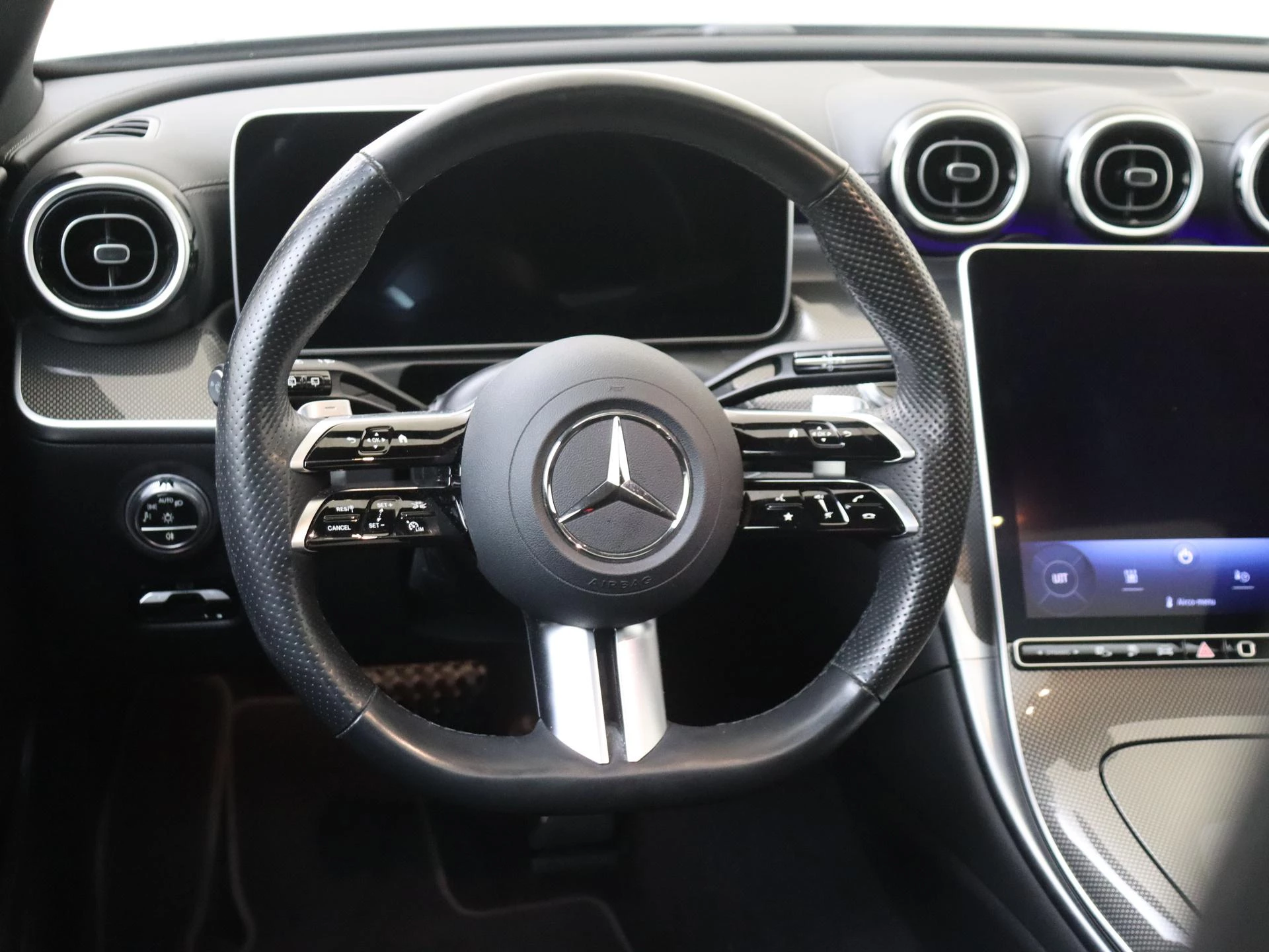 Mercedes-Benz-C-Klasse-image-9