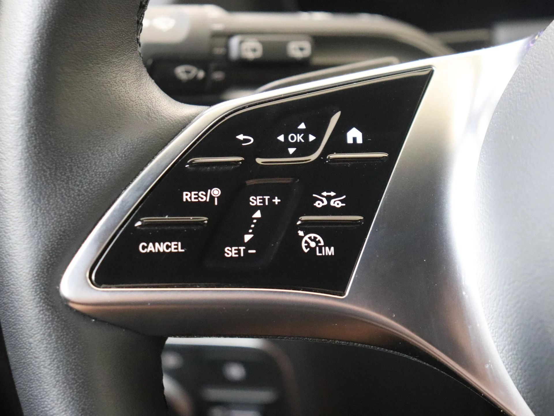 Mercedes-Benz-GLA-image-11