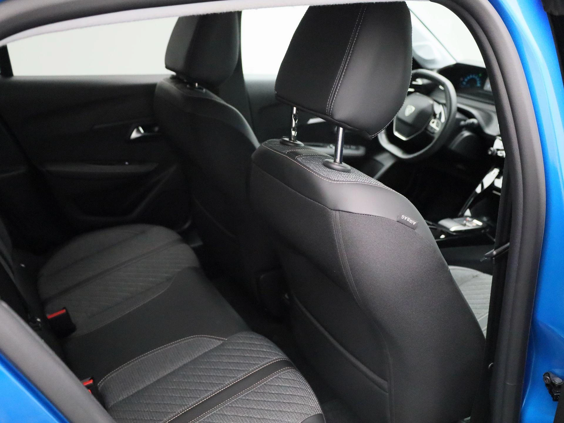 Peugeot-e-208-image-32