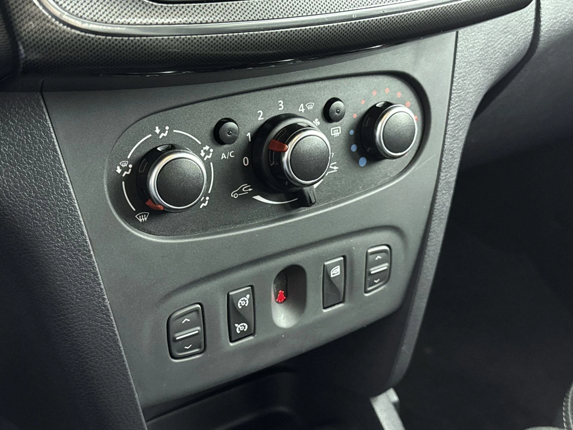 Dacia-Sandero Stepway-image-6