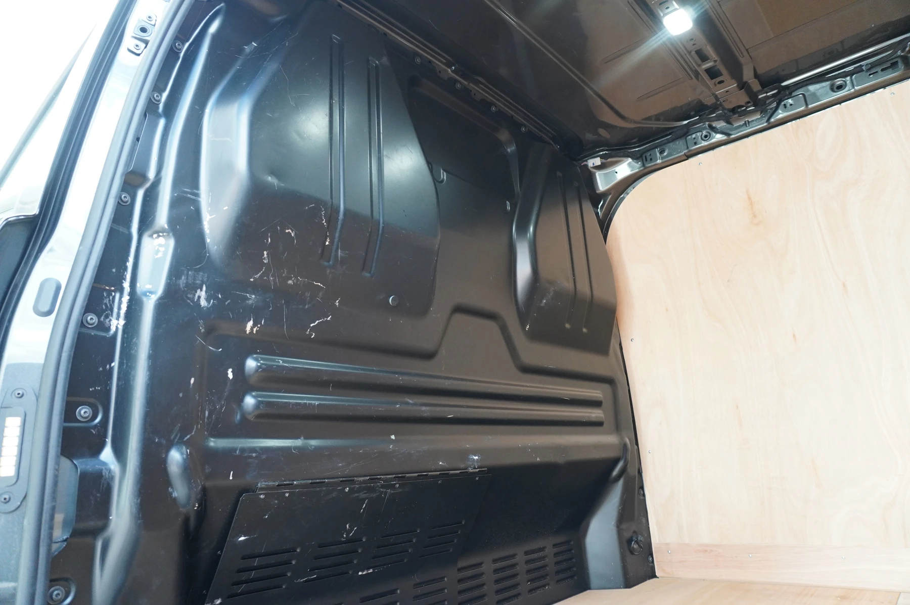 Volkswagen-Transporter-image-10