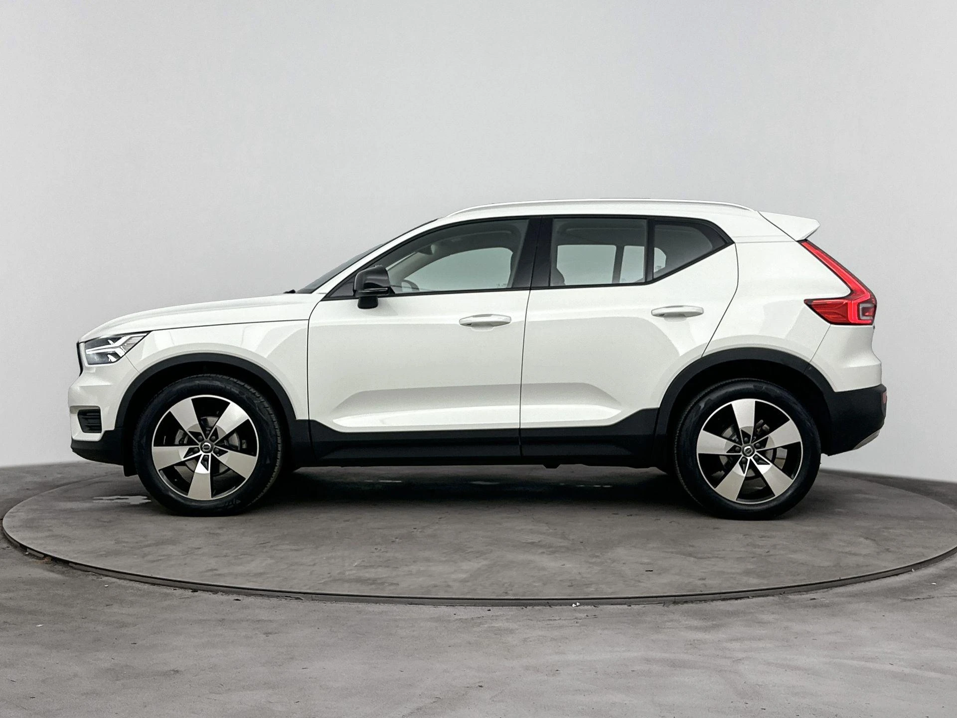 Volvo-XC40-image-1
