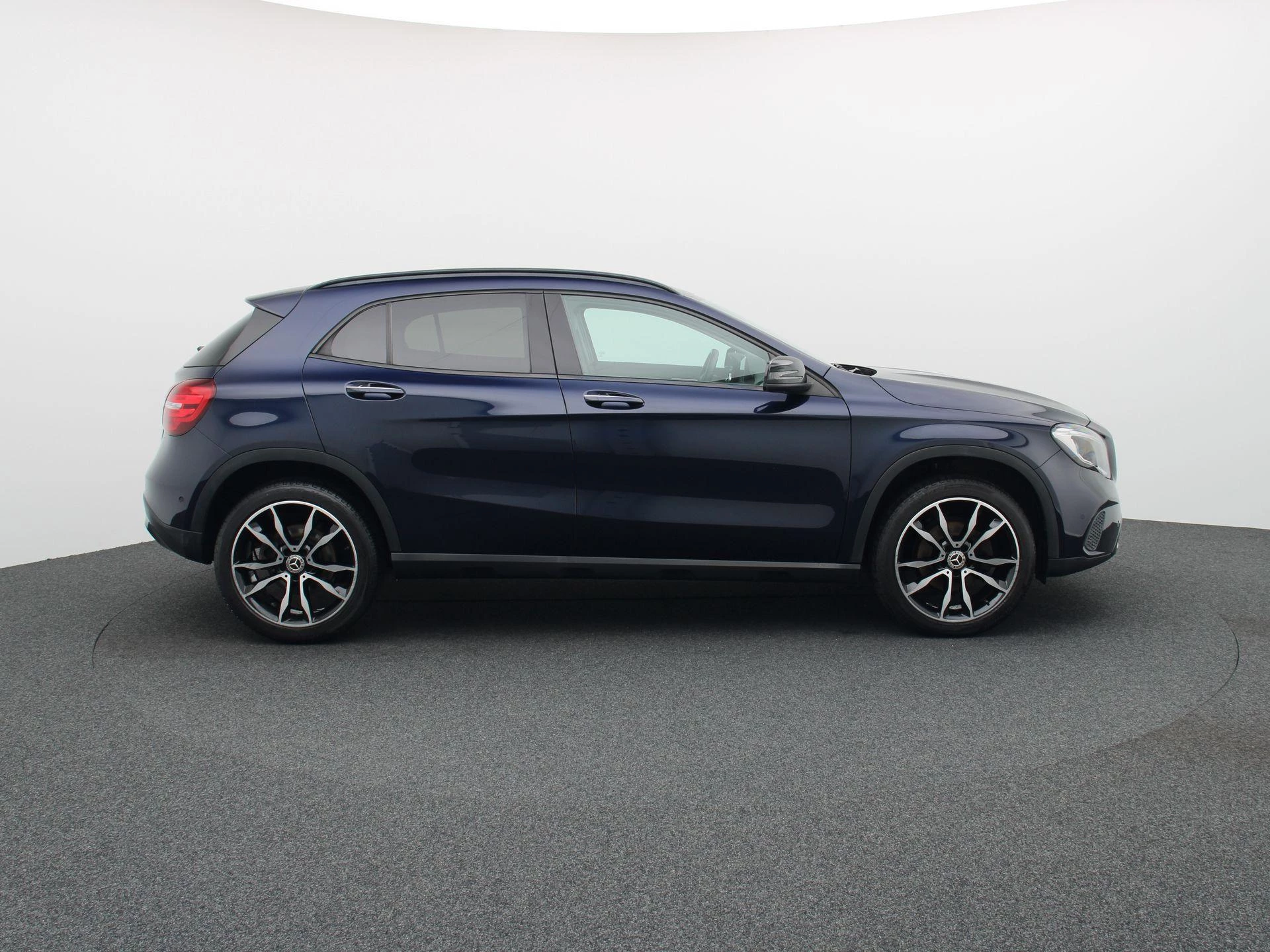 Mercedes-Benz GLA 200 d Business Solution + LED + AUTO AIRCO + CAMERA +