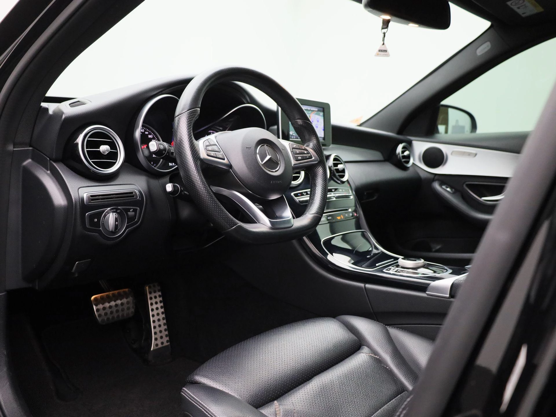 Mercedes-Benz-C-Klasse-image-35