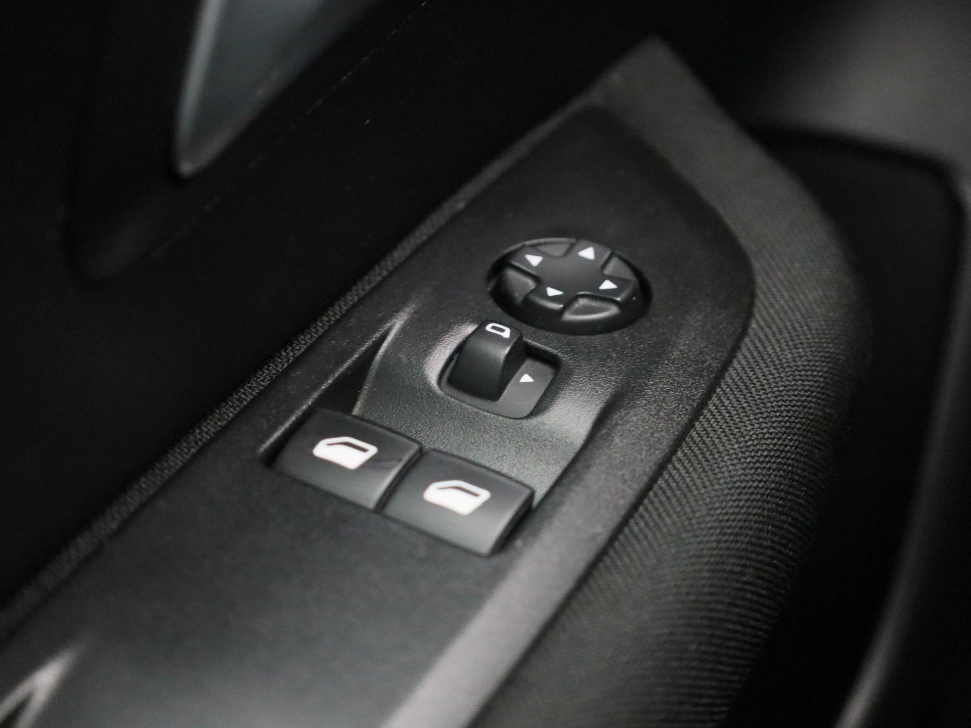 Peugeot-e-208-image-25