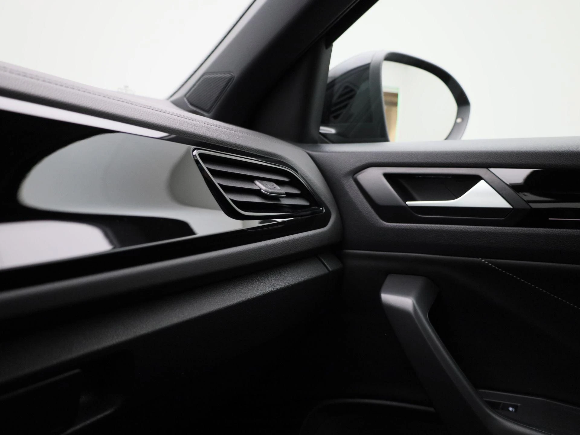 Volkswagen-T-Roc-image-31