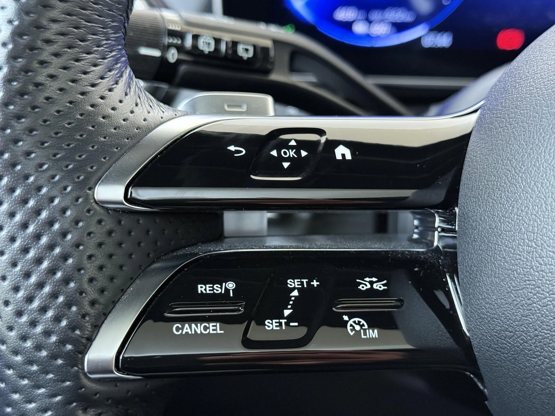 Mercedes-Benz-EQE-image-11