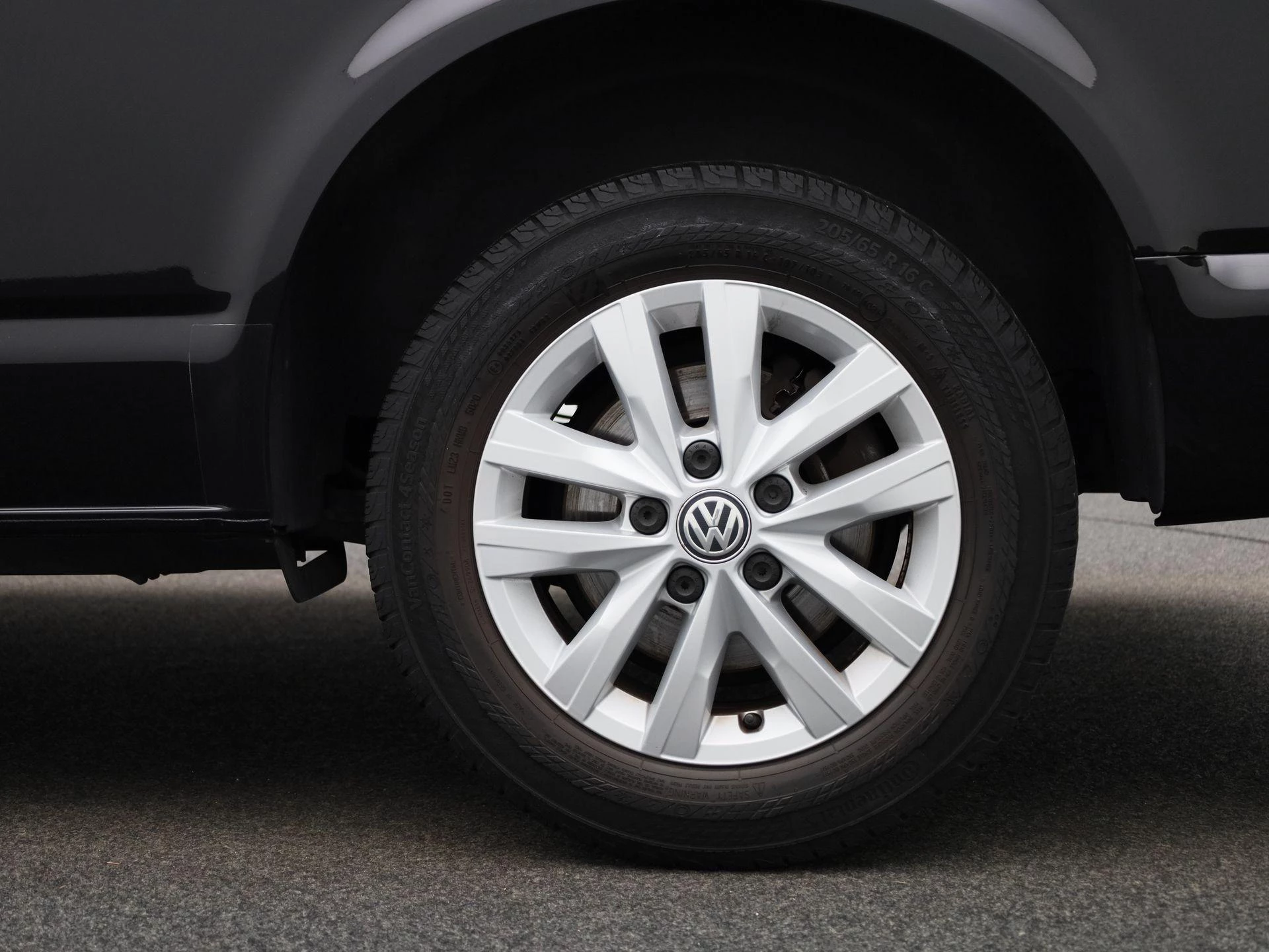 Volkswagen-Transporter-image-19