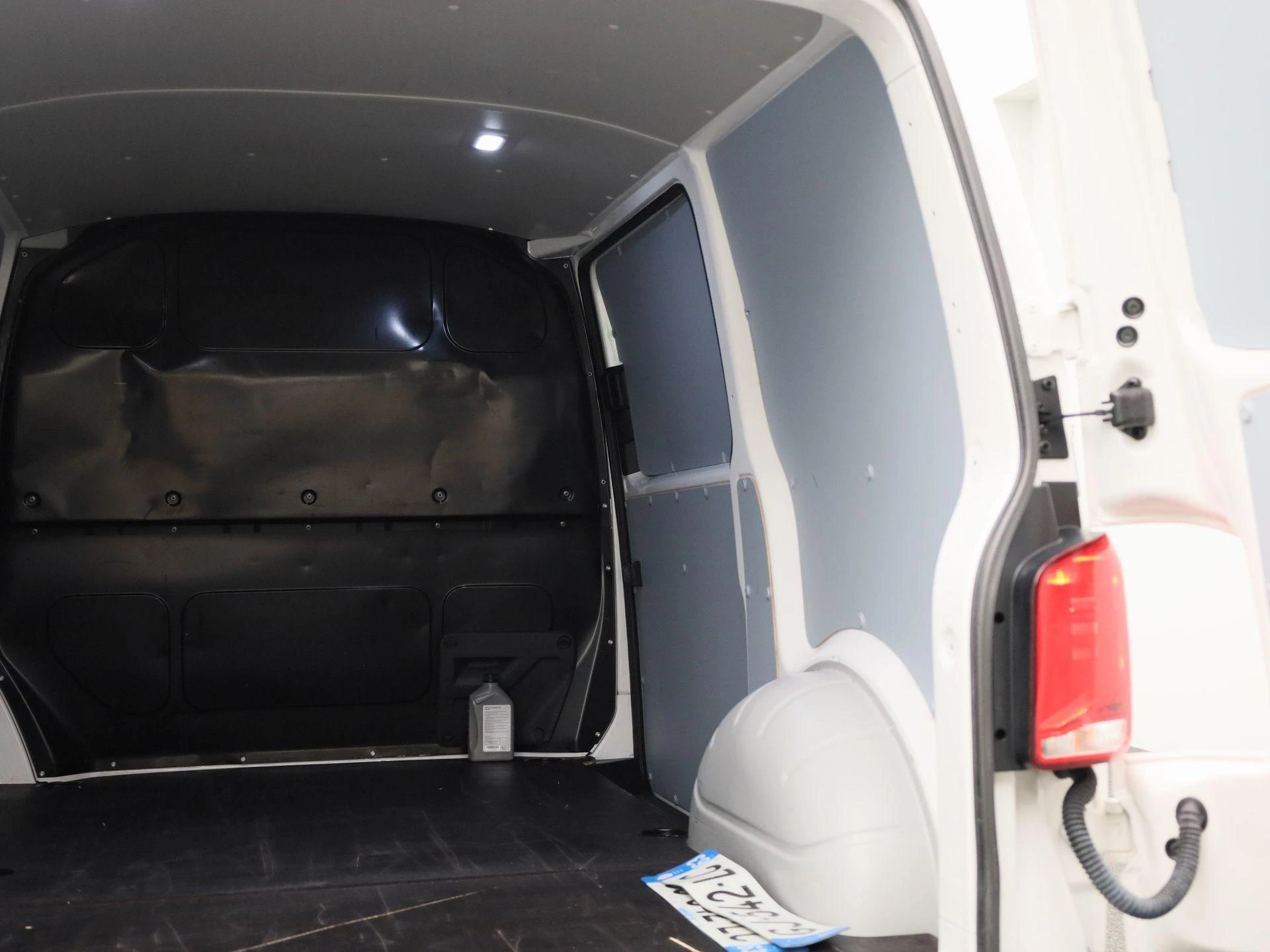 Volkswagen-Transporter-image-15