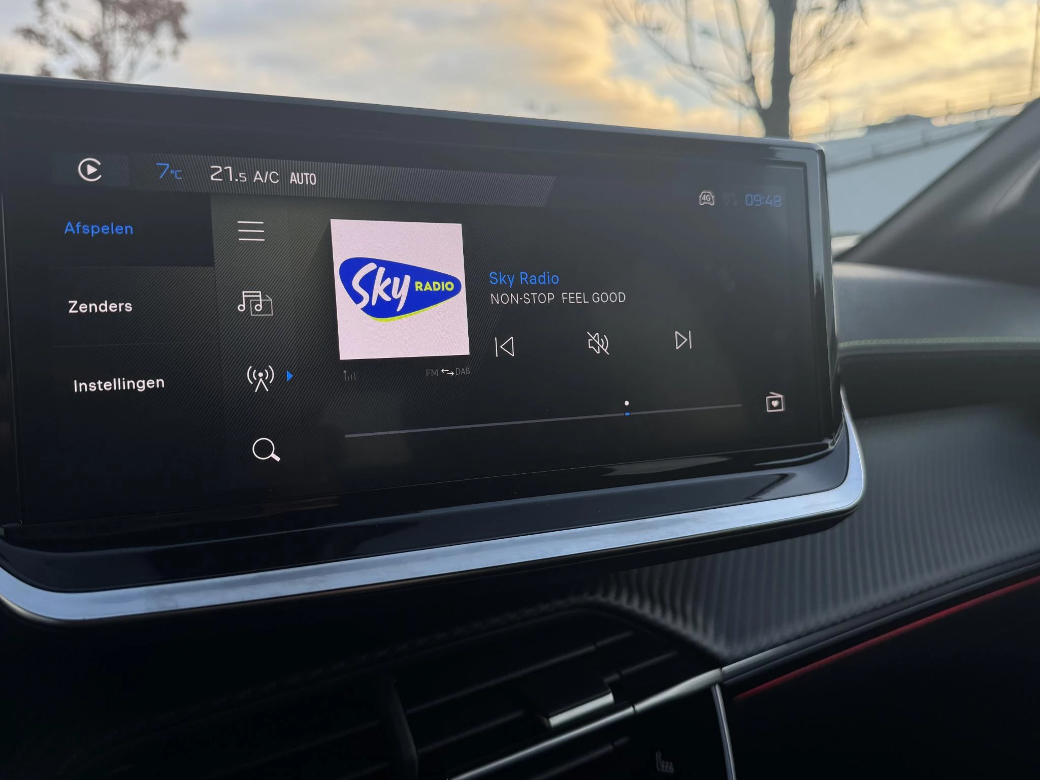 Peugeot-e-208-image-23