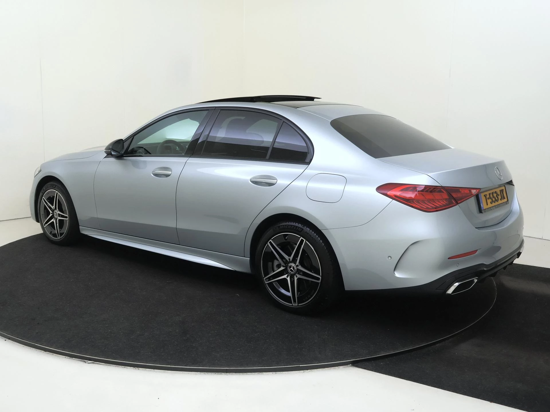 Mercedes-Benz-C-Klasse-image-2