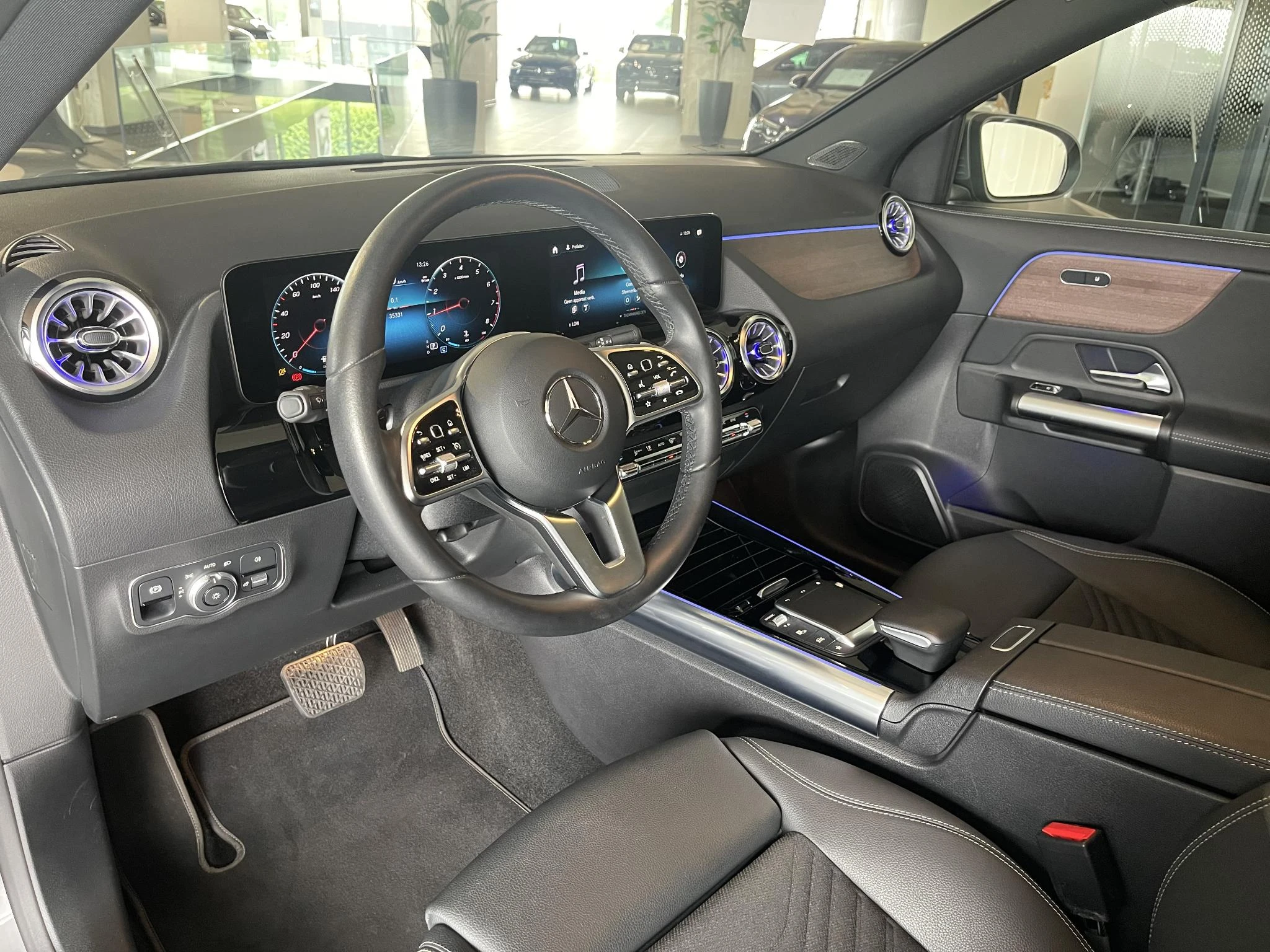 Mercedes-Benz GLA 200 Luxury Line + MULTIBEAM LED + PANO DAK + CARPLAY + TREKHAAK +