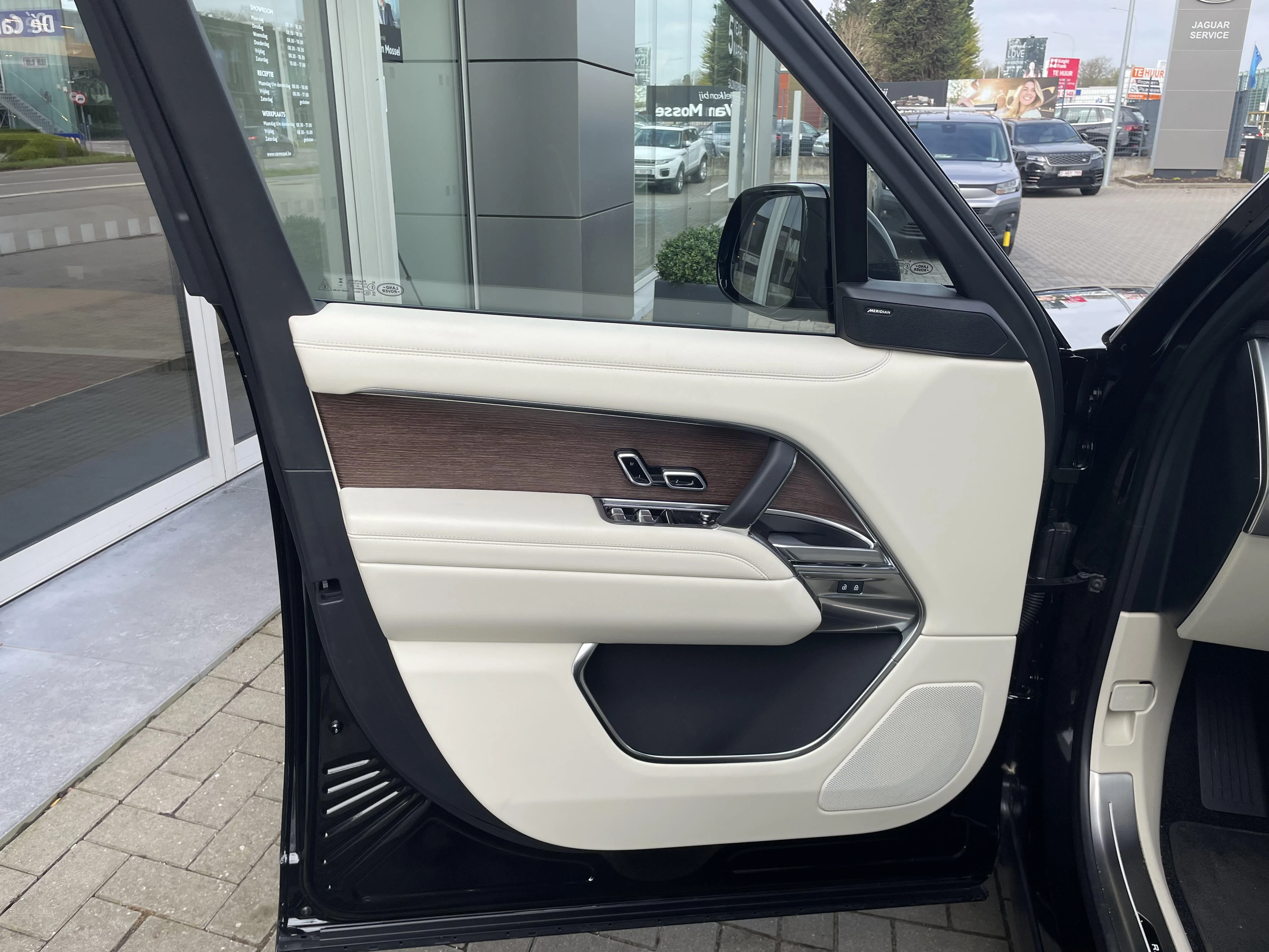 Land Rover-Range Rover-image-27