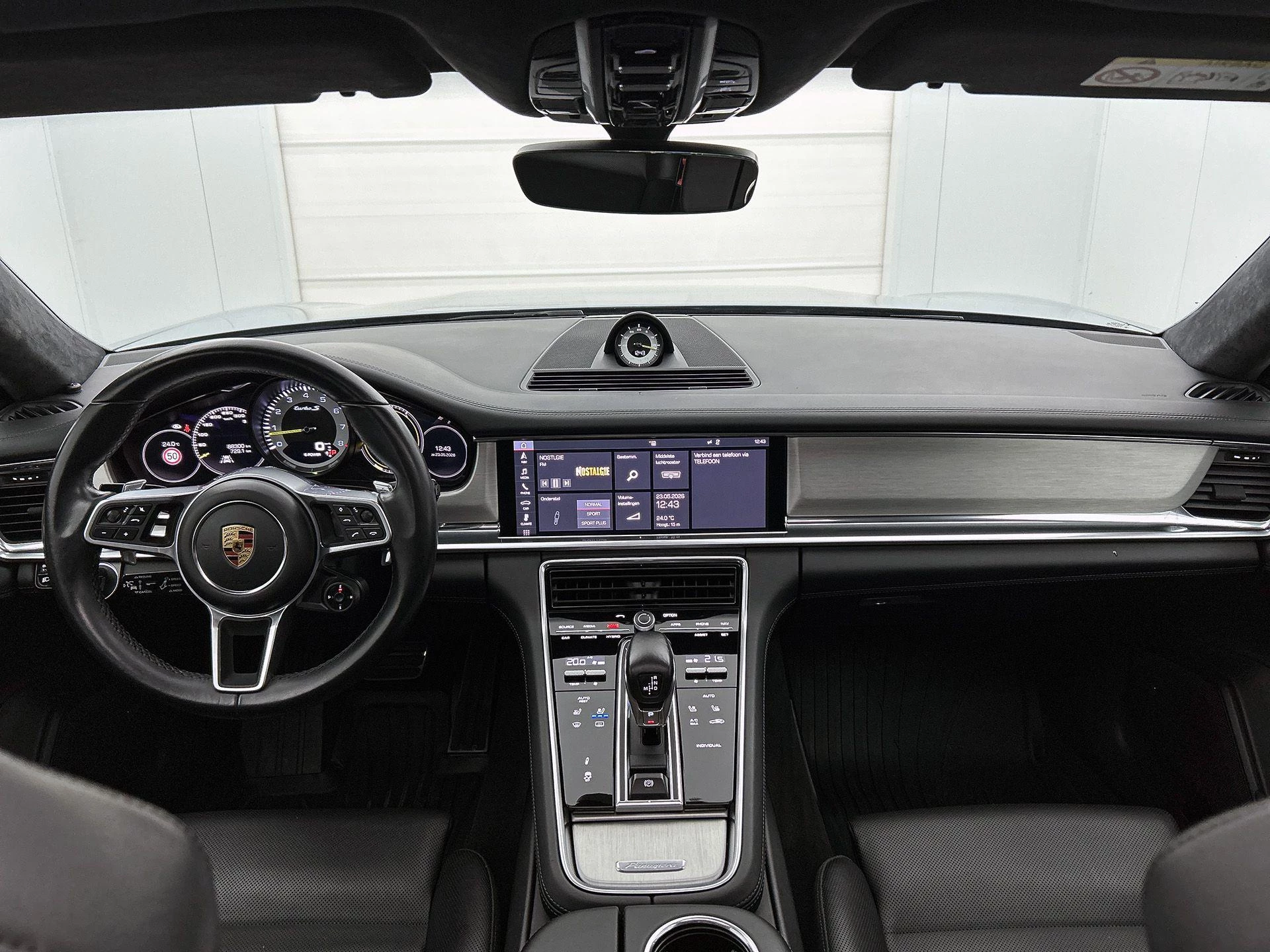 Porsche-Panamera-image-17