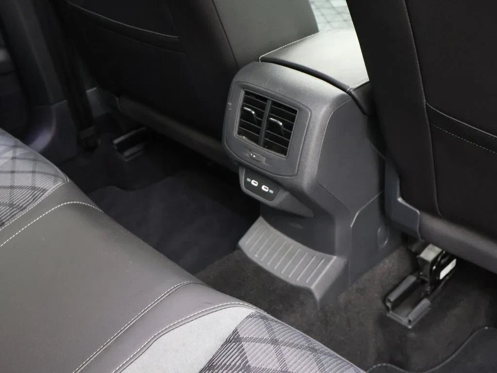 Volkswagen-T-Roc-image-13