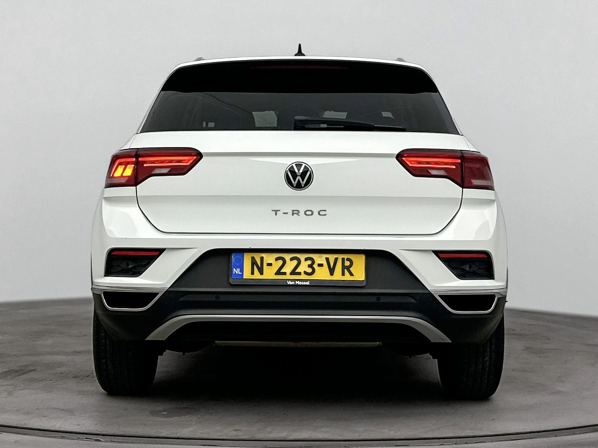 Volkswagen-T-Roc-image-2