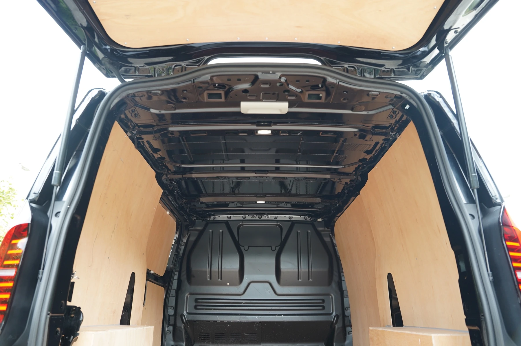 Volkswagen-Transporter-image-30