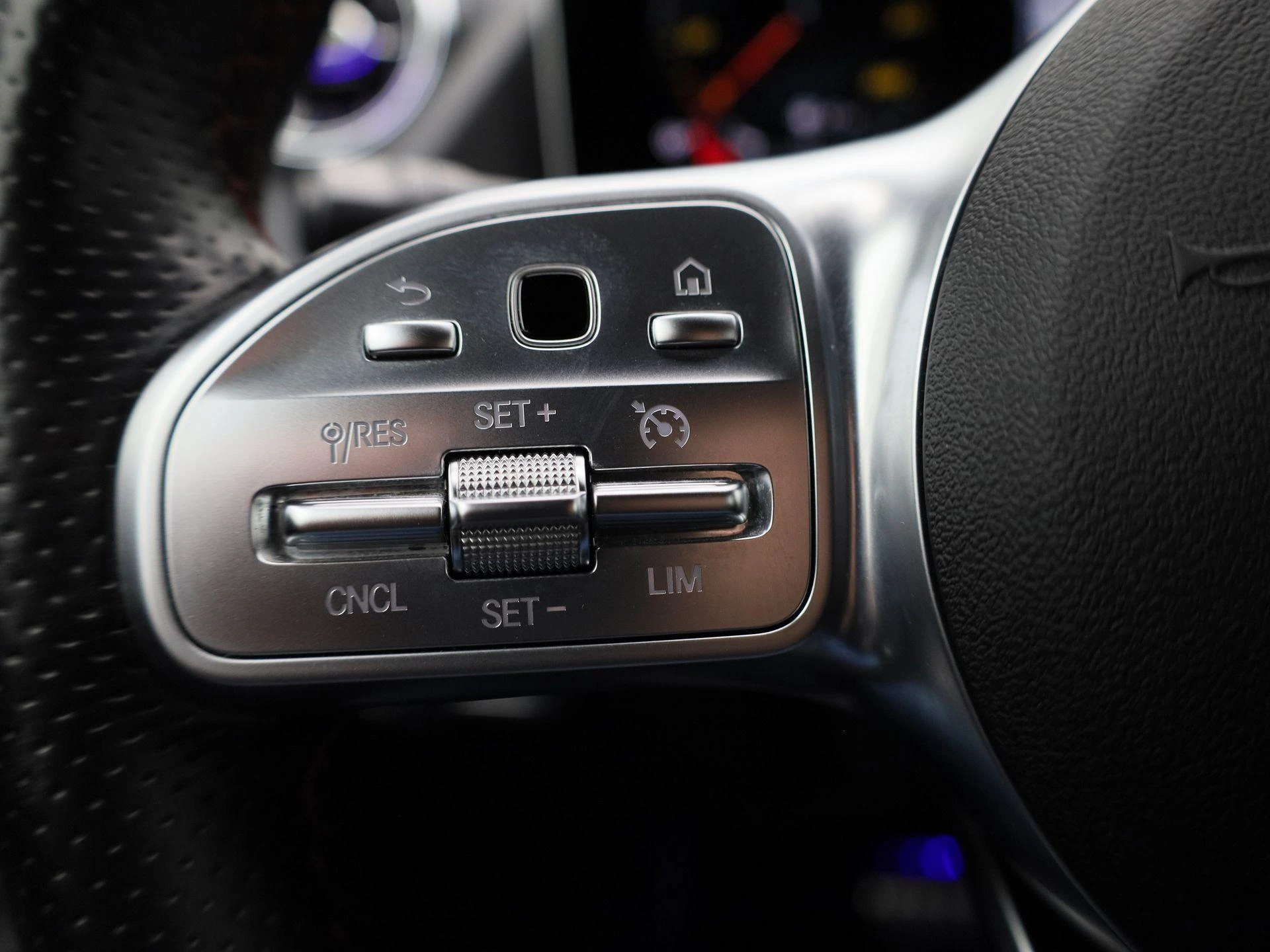 Mercedes-Benz-GLA-image-18