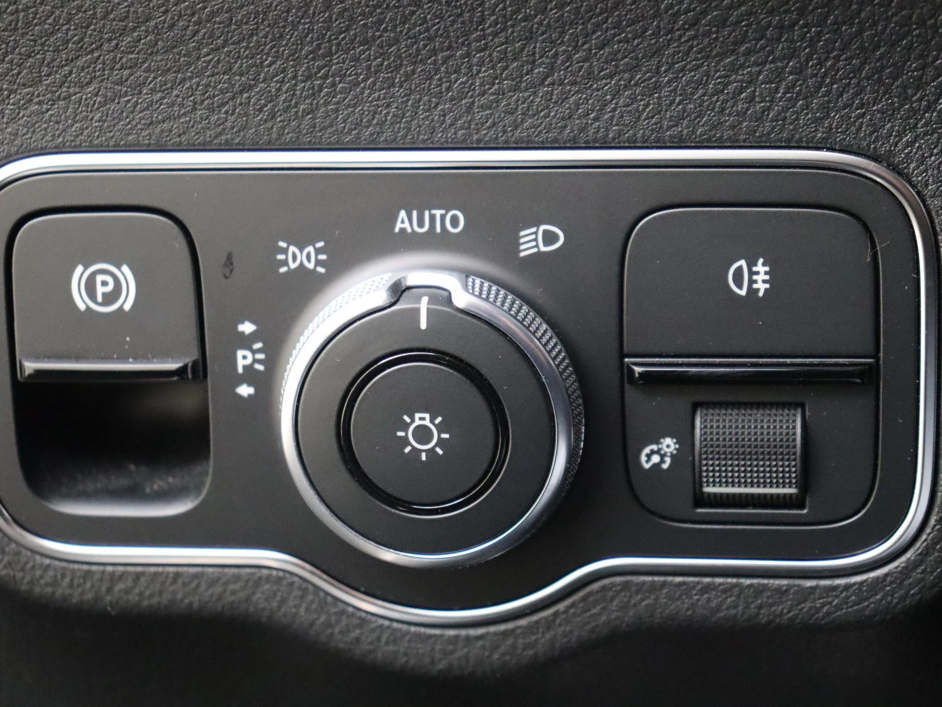 Mercedes-Benz-GLA-image-24