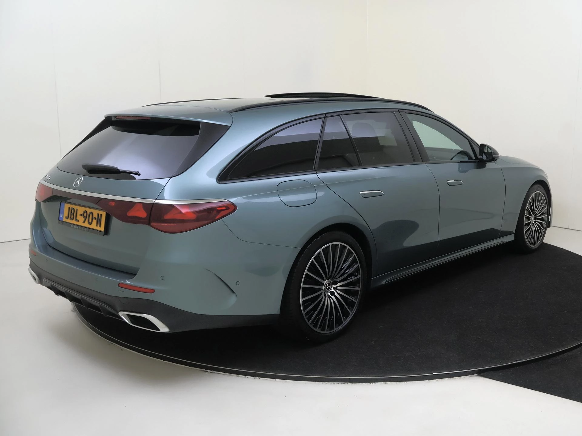 Mercedes-Benz-E-Klasse-image-3