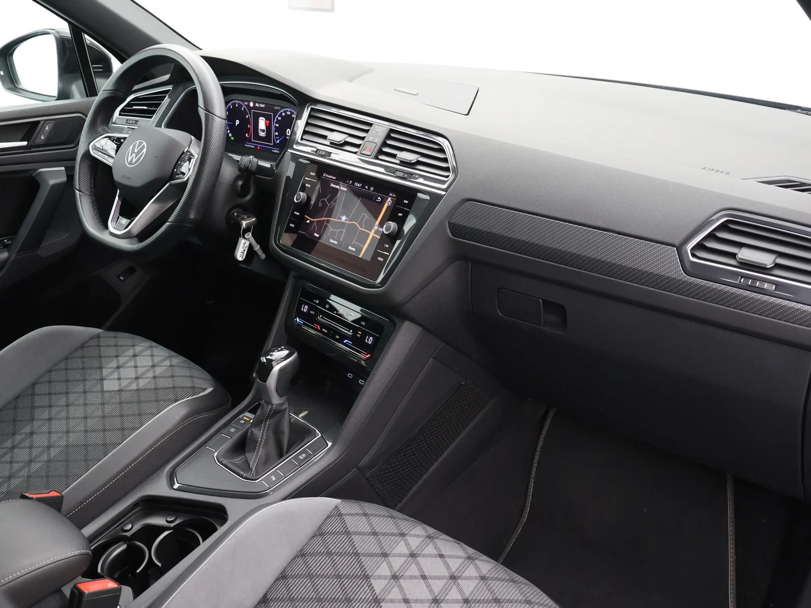 Volkswagen Tiguan Tiguan R-Line 1.5TSI 150PK *AUTOMAAT*TREKHAAK*LED*CAMERA*NAVI*VIRTUAL COCKPIT*APP-CONNECT*...*