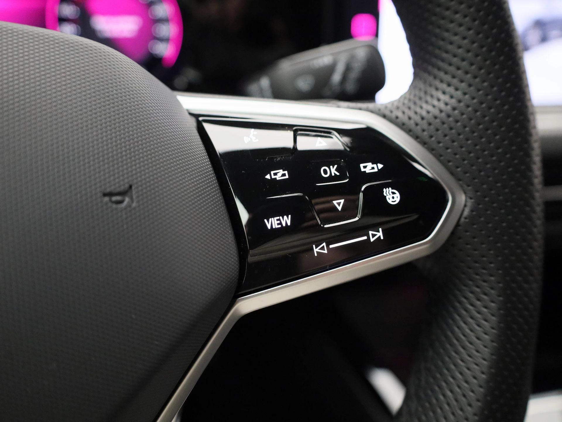 Volkswagen-Golf-image-18