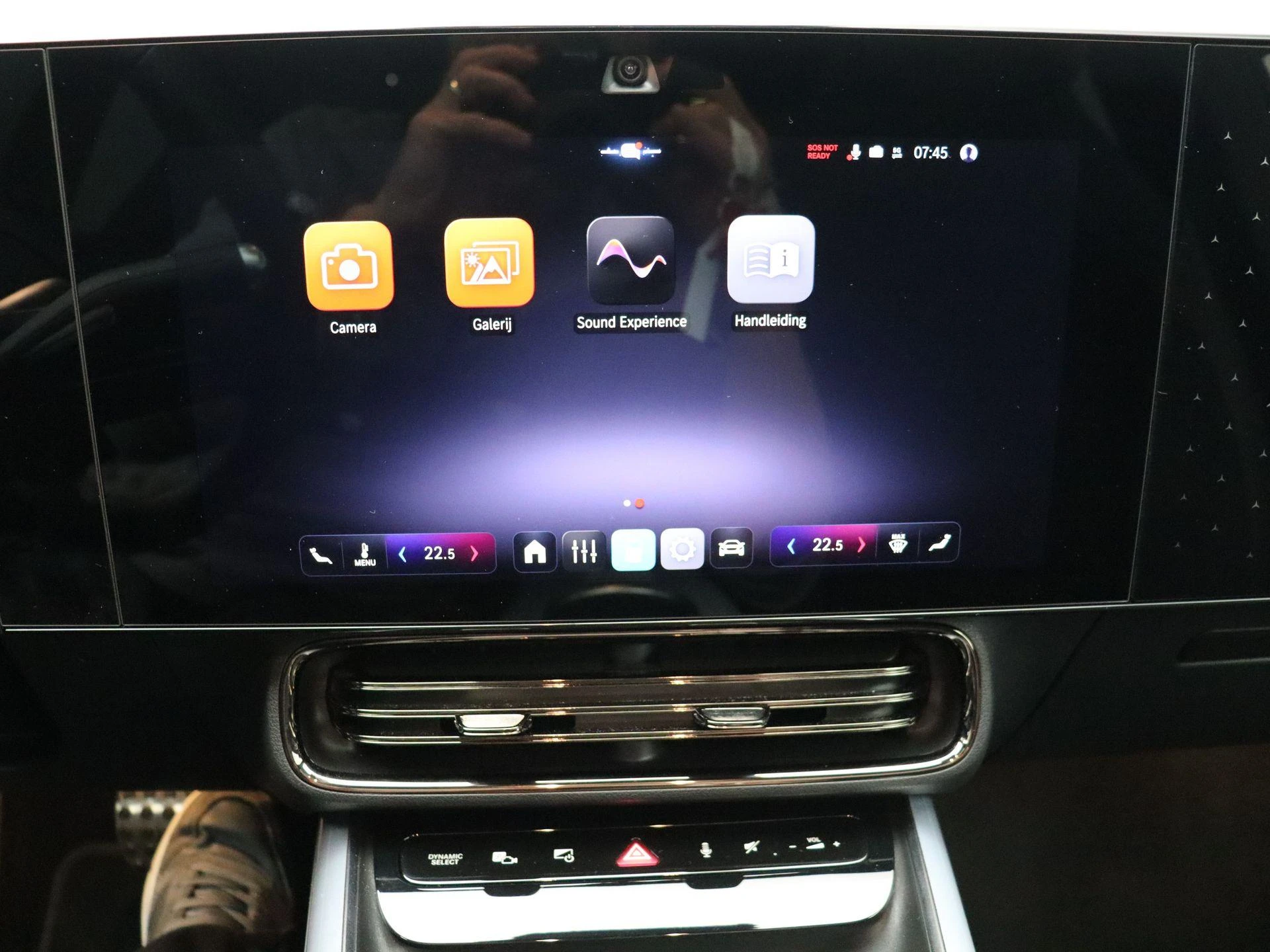 Mercedes-Benz-CLA-image-17