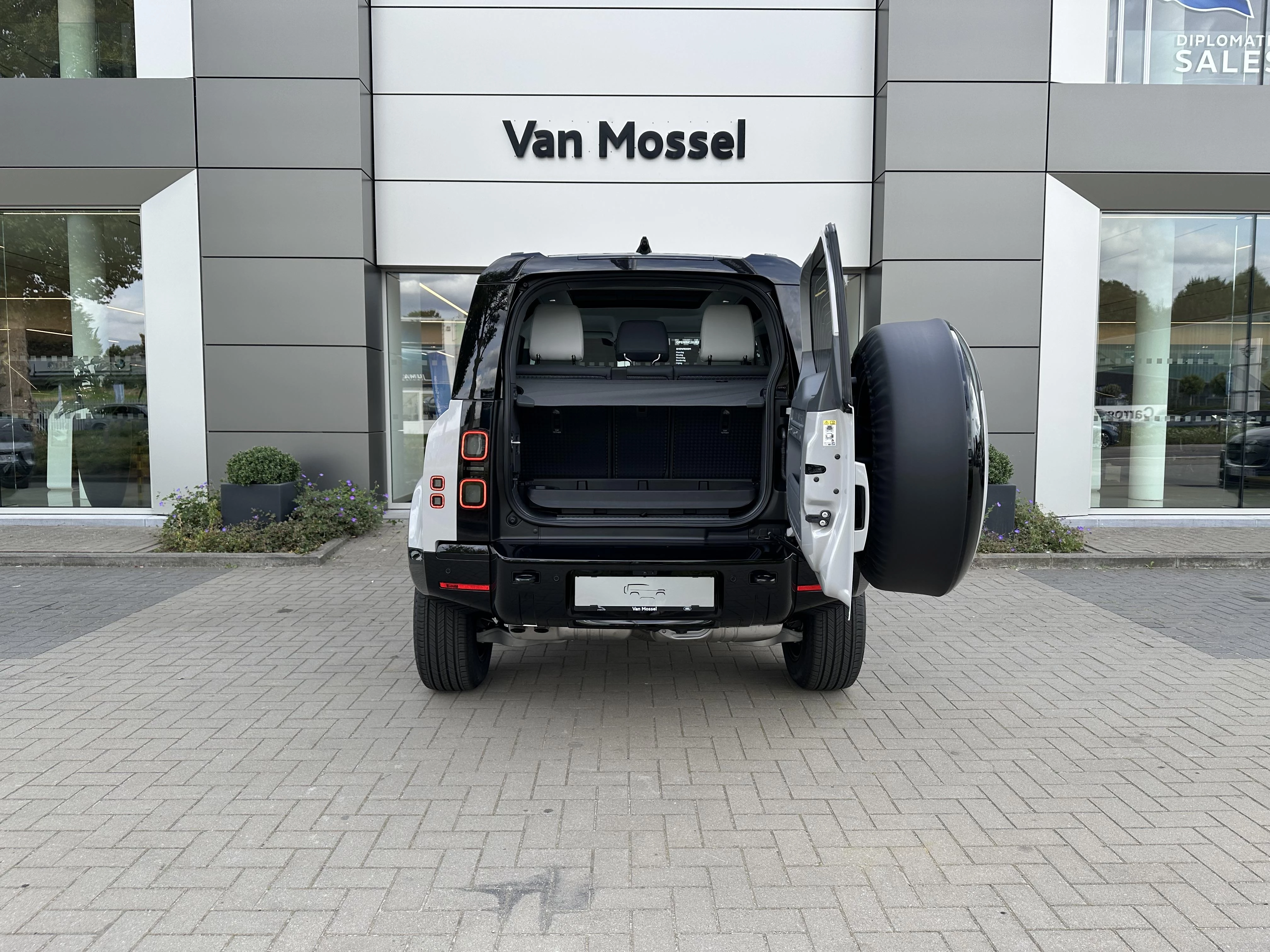 Land Rover-Defender-image-8