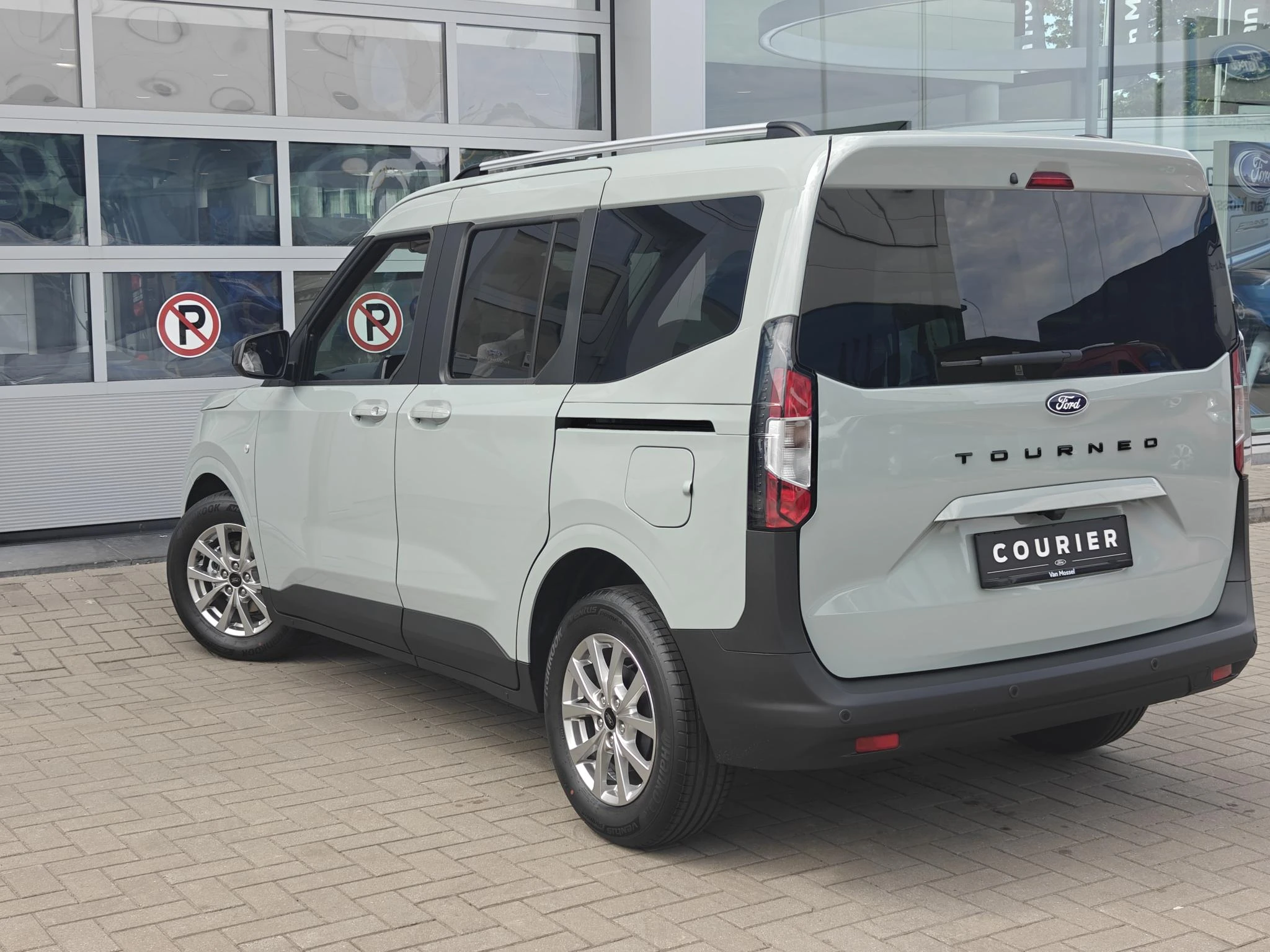 Ford-Tourneo Courier-image-3