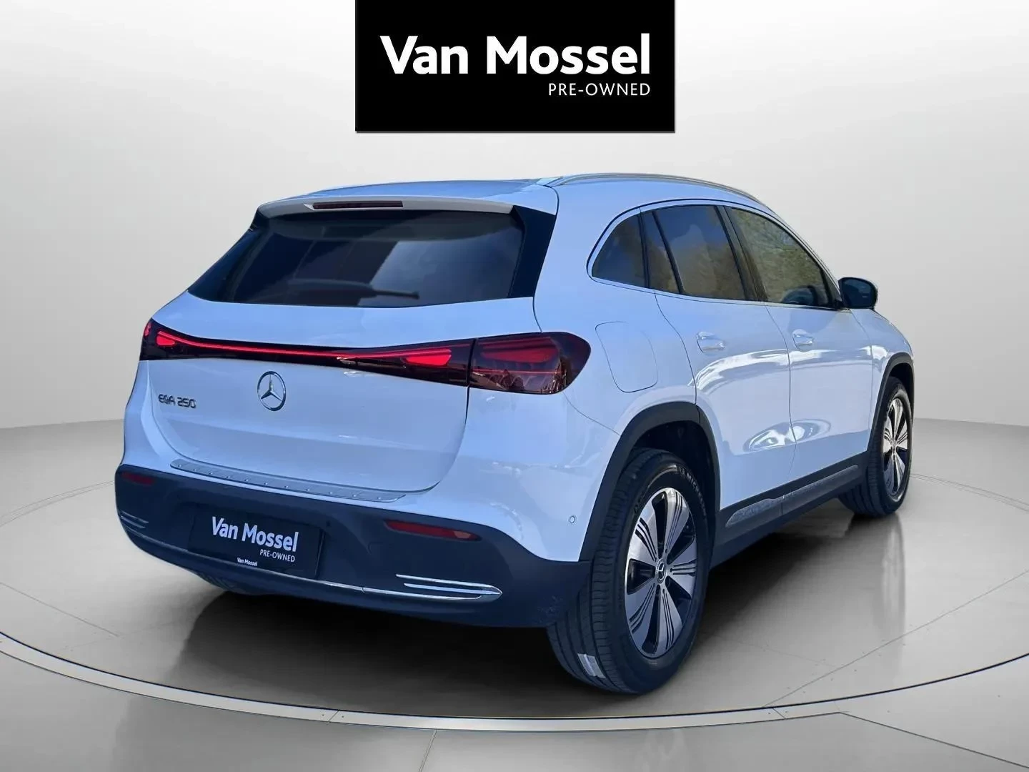 Mercedes-Benz-EQA-image-4
