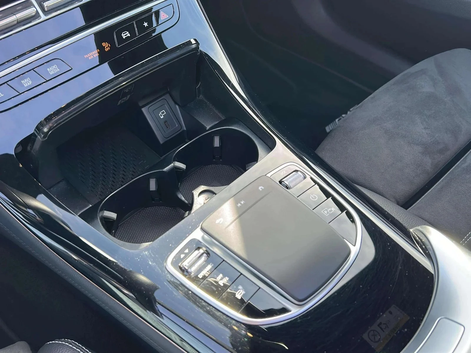 Mercedes-Benz-EQC-image-12